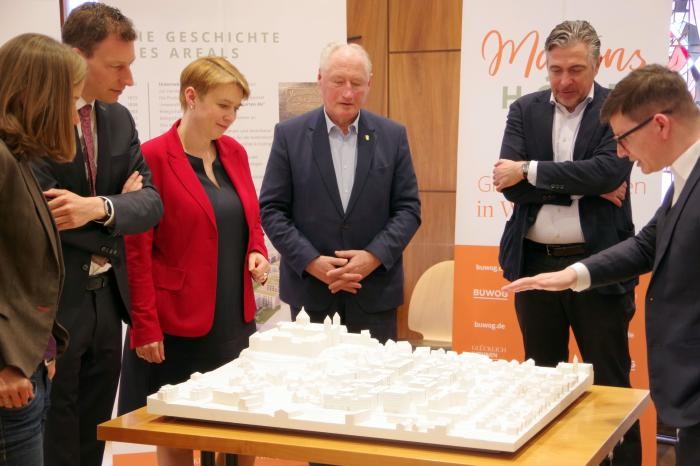 Staatssekretärin Andrea Lindlohr lässt sich anhand eines Modells erklären, wie das neue Stadtquartier Martinshöfe aussehen wird