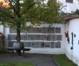 Kreuzberg Urnennischenwand
